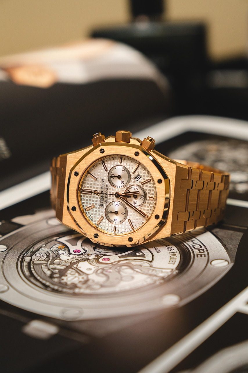 Roségoldene Royal Oak Chronograph mit weissem Zifferblatt, liegend auf einem aufgeschlagenen Uhrenbuch