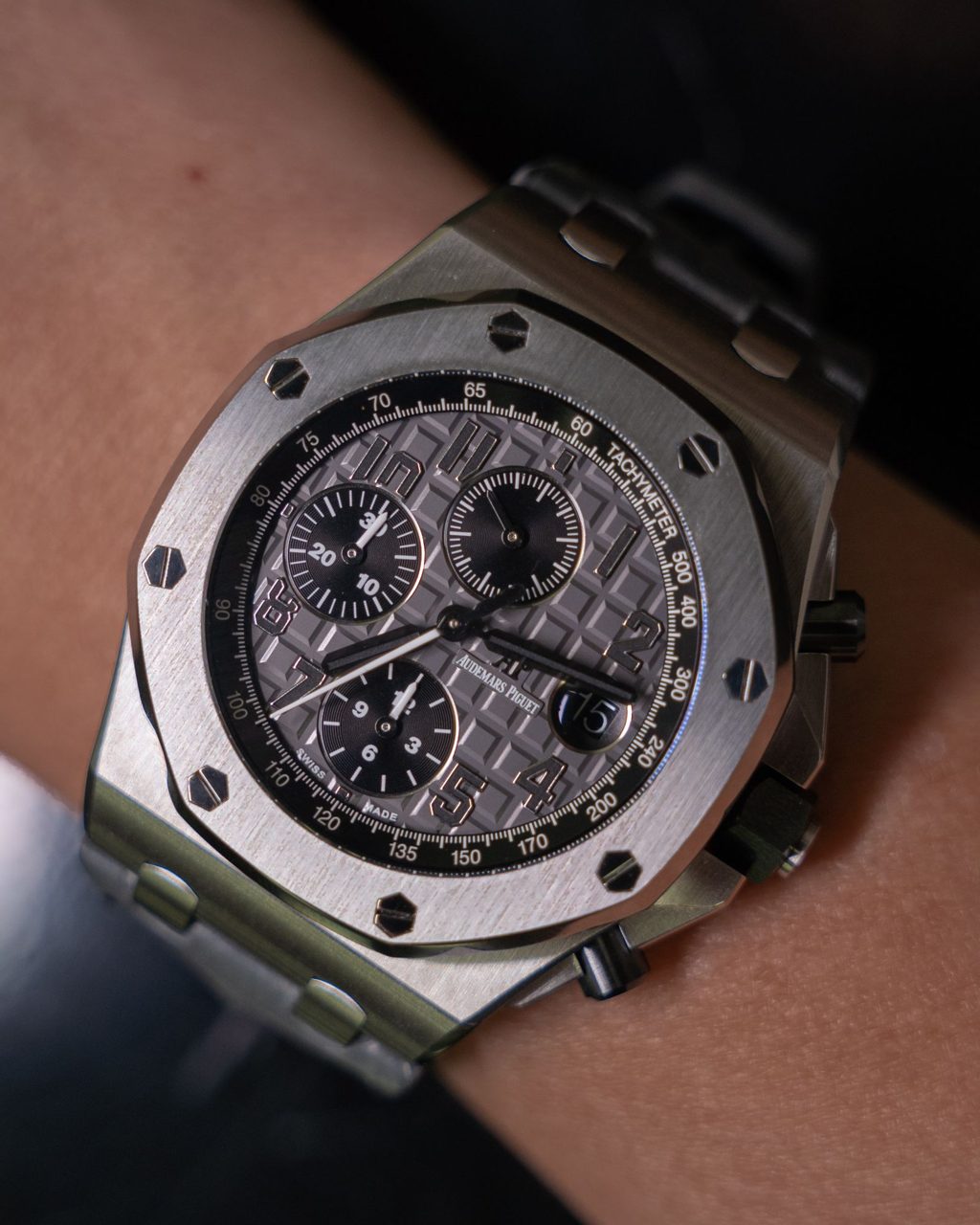 Royal Oak Offshore aus Stahl mit grauem Zifferblatt am Handgelenk