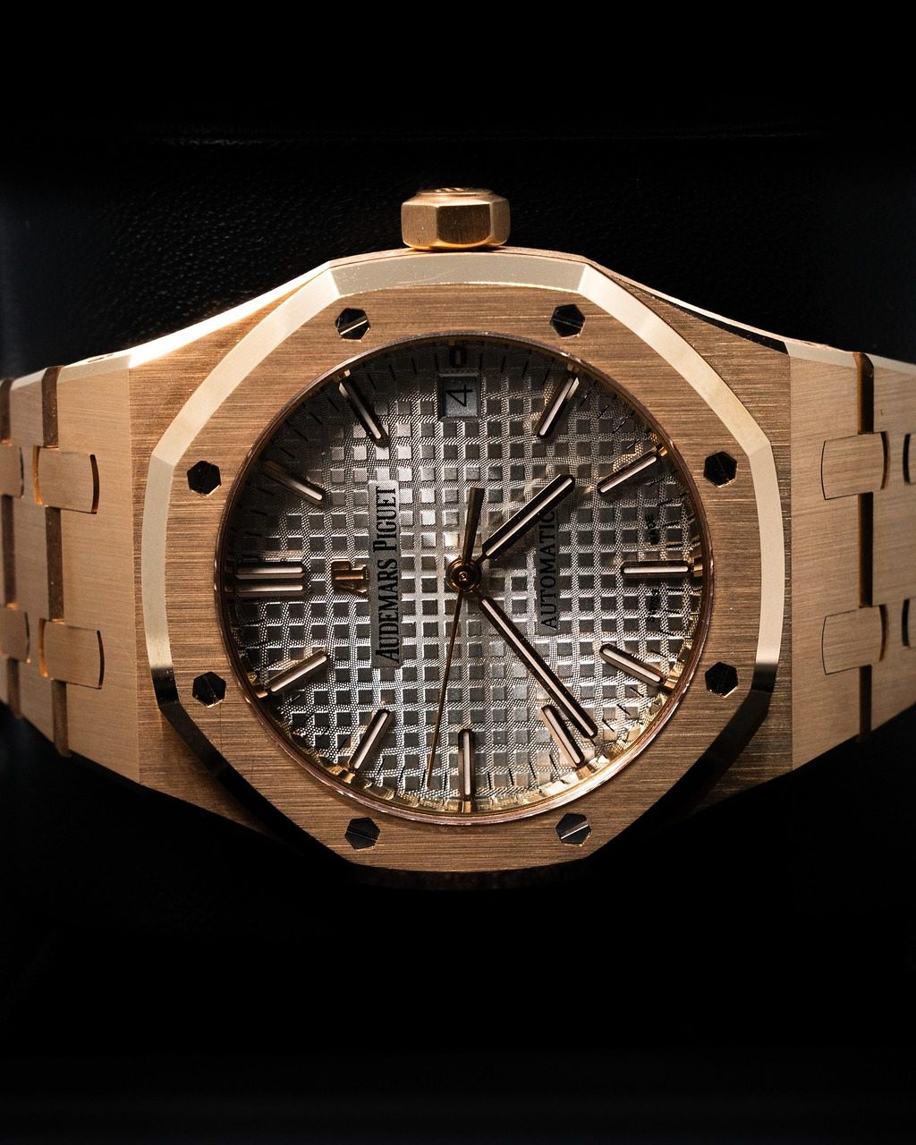 Audemars Piguet Royal Oak aus Roségold mit achteckiger, verschraubter Lünette, Grande-Tapisserie-Zifferblatt und integriertem Band vor schwarzem Hintergrund