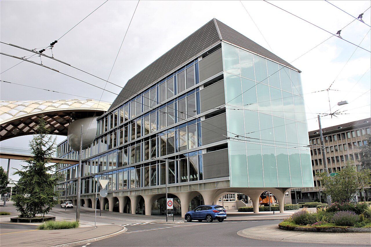 Ausstellungs- und Konferenzbau «Cité du Temps» in Biel mit Holzgitter-Fassade und gerundeter Glasfront