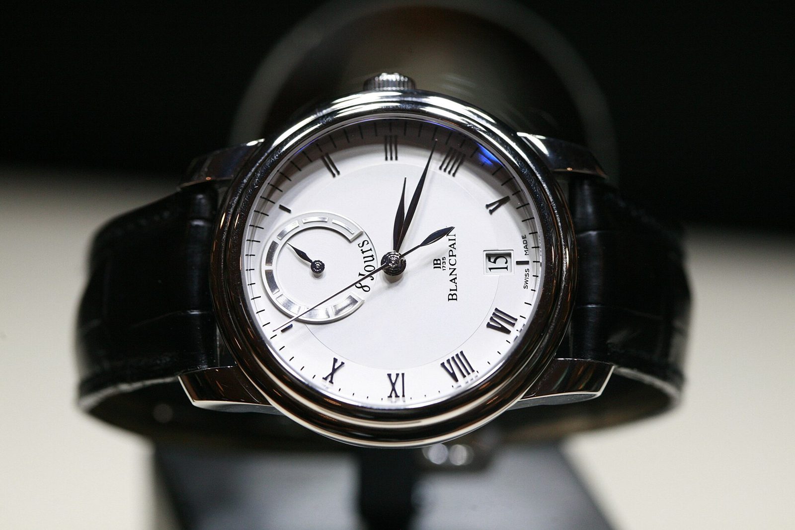 Armbanduhr von Blancpain mit weissem Zifferblatt, römischen Ziffern, Datumsfenster und einem kleinen Hilfszifferblatt mit der Aufschrift «8 Jours»
