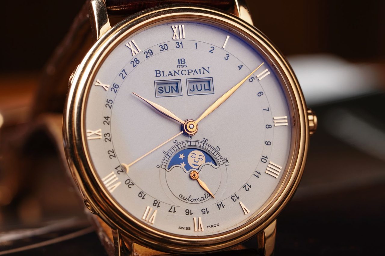 Roségoldene Blancpain Villeret mit weissem Zifferblatt, römischen Ziffern, Tages- und Monatsfenstern und Mondphase mit Gesicht