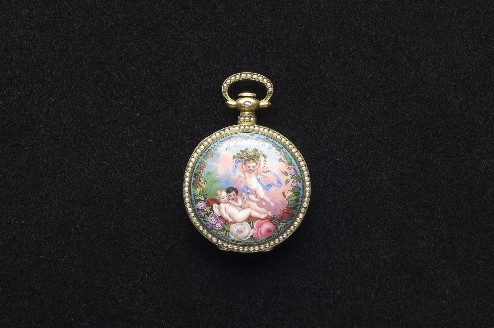 Runde goldene Taschenuhr mit Perlenrand und farbig emailliertem Deckel, auf dem Putten zwischen Rosen zu sehen sind, auf schwarzem Stoff