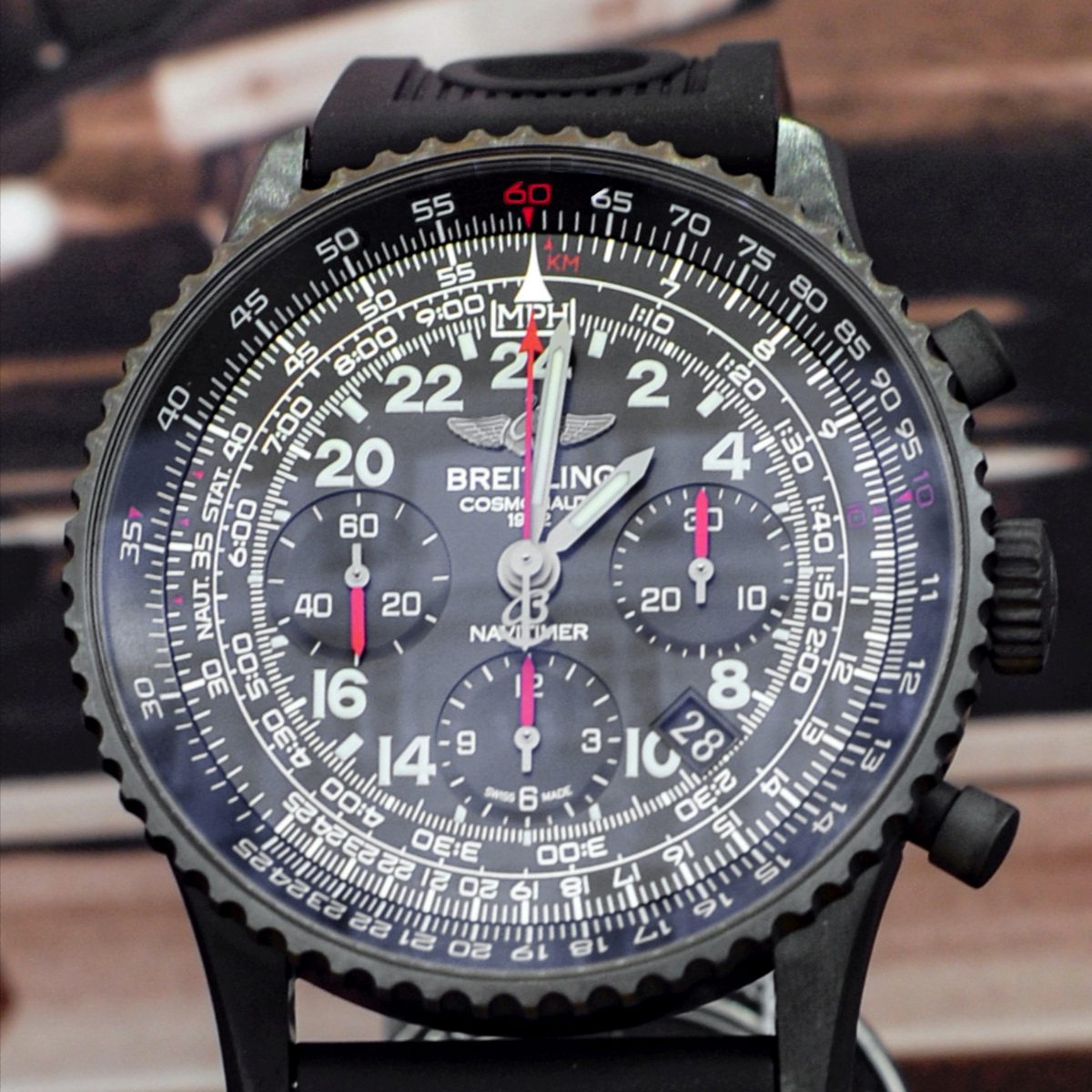 Schwarze Breitling Navitimer Cosmonaute mit 24-Stunden-Zifferblatt, drei Hilfszifferblättern und Rechenschieber-Lünette