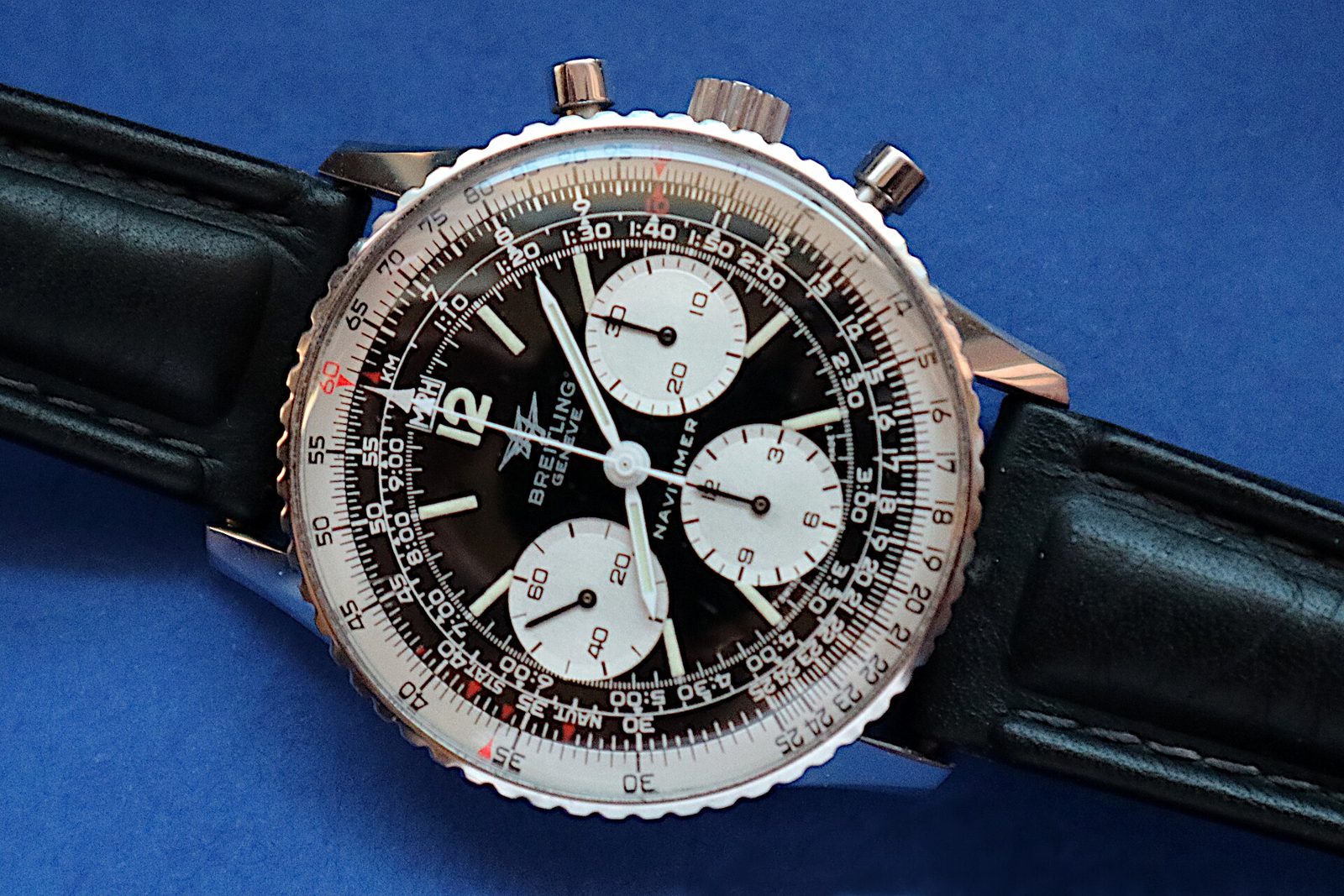Breitling Navitimer mit schwarzem Zifferblatt, drei weissen Hilfszifferblättern und Rechenschieber auf der Lünette