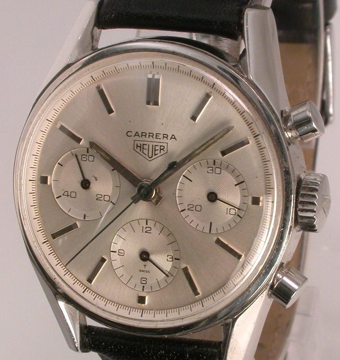 Heuer Carrera mit silbernem Zifferblatt, drei Hilfszifferblättern und aufgesetzten Stundenstrichen an einem schwarzen Lederband