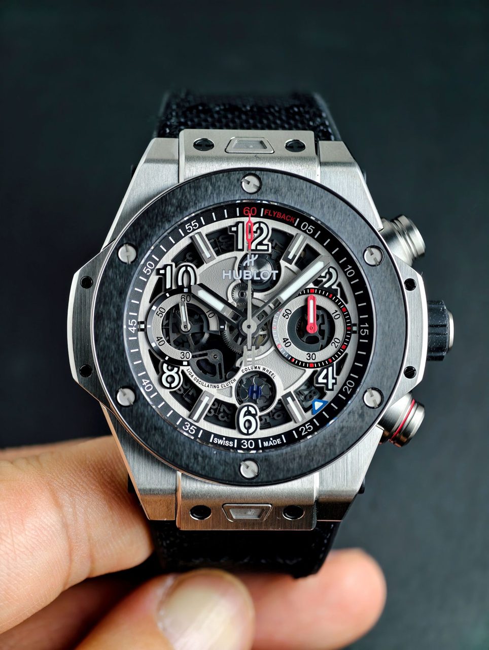 Hublot Big Bang Unico mit Titangehäuse, schwarzer Lünette und skelettiertem Zifferblatt in einer Hand