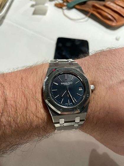 Audemars Piguet Royal Oak aus Stahl mit blauem Zifferblatt und achteckiger Lünette am Handgelenk