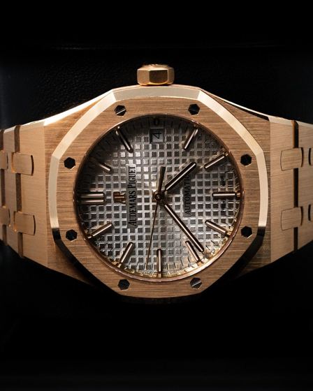 Audemars Piguet Royal Oak aus Roségold mit achteckiger, verschraubter Lünette, Grande-Tapisserie-Zifferblatt und integriertem Band vor schwarzem Hintergrund