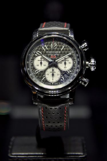 Chopard-Chronograph der Mille-Miglia-Linie mit grauem Zifferblatt, drei hellen Hilfszifferblättern und schwarzem Lochlederband mit roten Nähten
