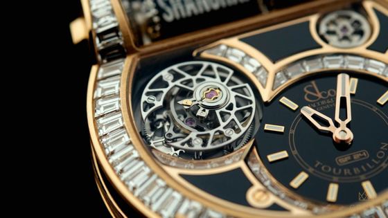 Nahaufnahme des Zifferblatts einer Jacob & Co. Epic SF24 mit fliegendem Tourbillon, schwarzem Zifferblatt und Baguette-Diamanten