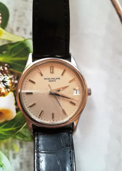 Patek Philippe Calatrava mit hellem Zifferblatt, Datumsfenster und schwarzem Lederband