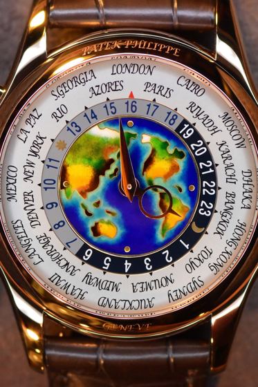 Zifferblatt einer Patek Philippe World Time in Roségold mit farbiger Weltkarte und den Städtenamen der Zeitzonen