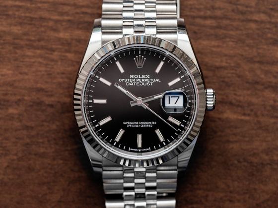 Rolex Datejust aus Stahl mit schwarzem Zifferblatt, geriffelter Lünette, Datumsfenster und Jubilee-Armband