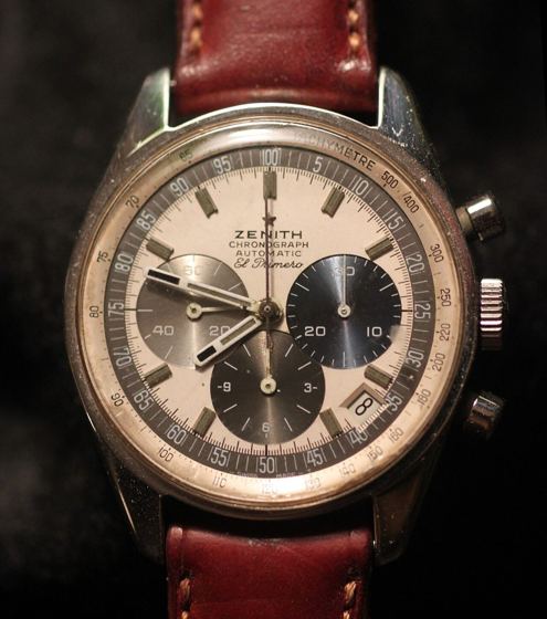 Zenith El Primero von vorn: Chronograph mit drei Hilfszifferblättern, Tachymeterskala und Datumsfenster an einem braunen Lederband
