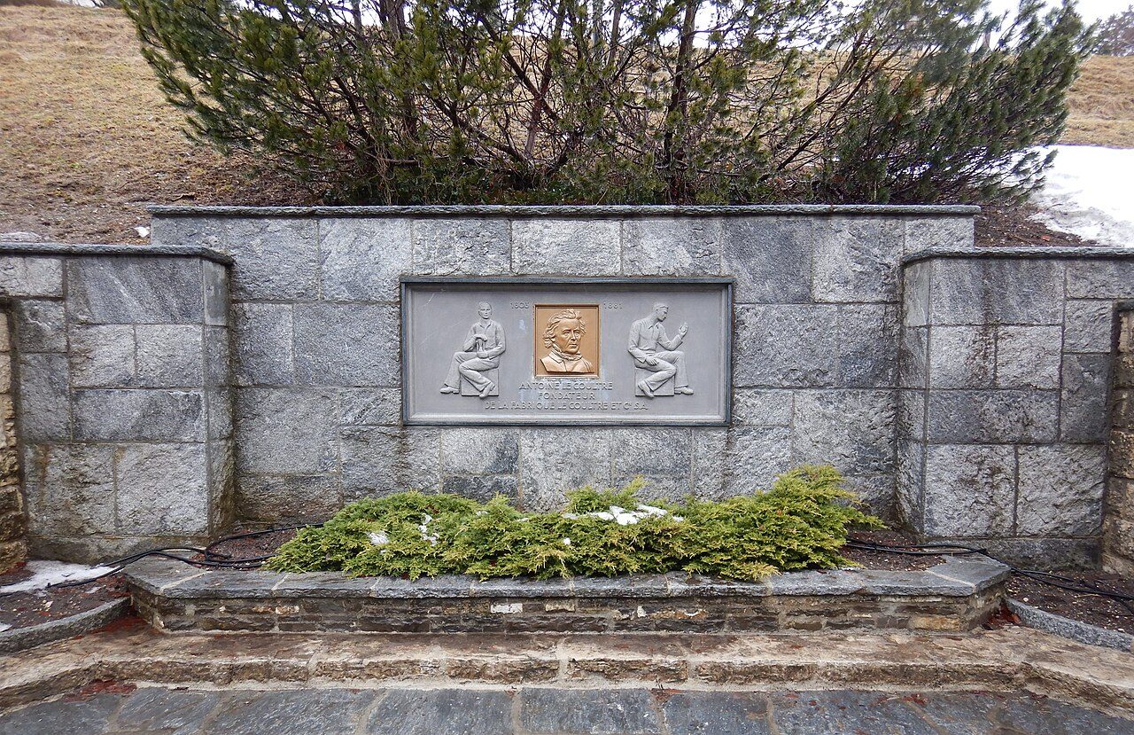 Steinernes Denkmal für Antoine LeCoultre (1803–1881) neben dem Manufakturgebäude in Le Sentier im Vallée de Joux, im Winter