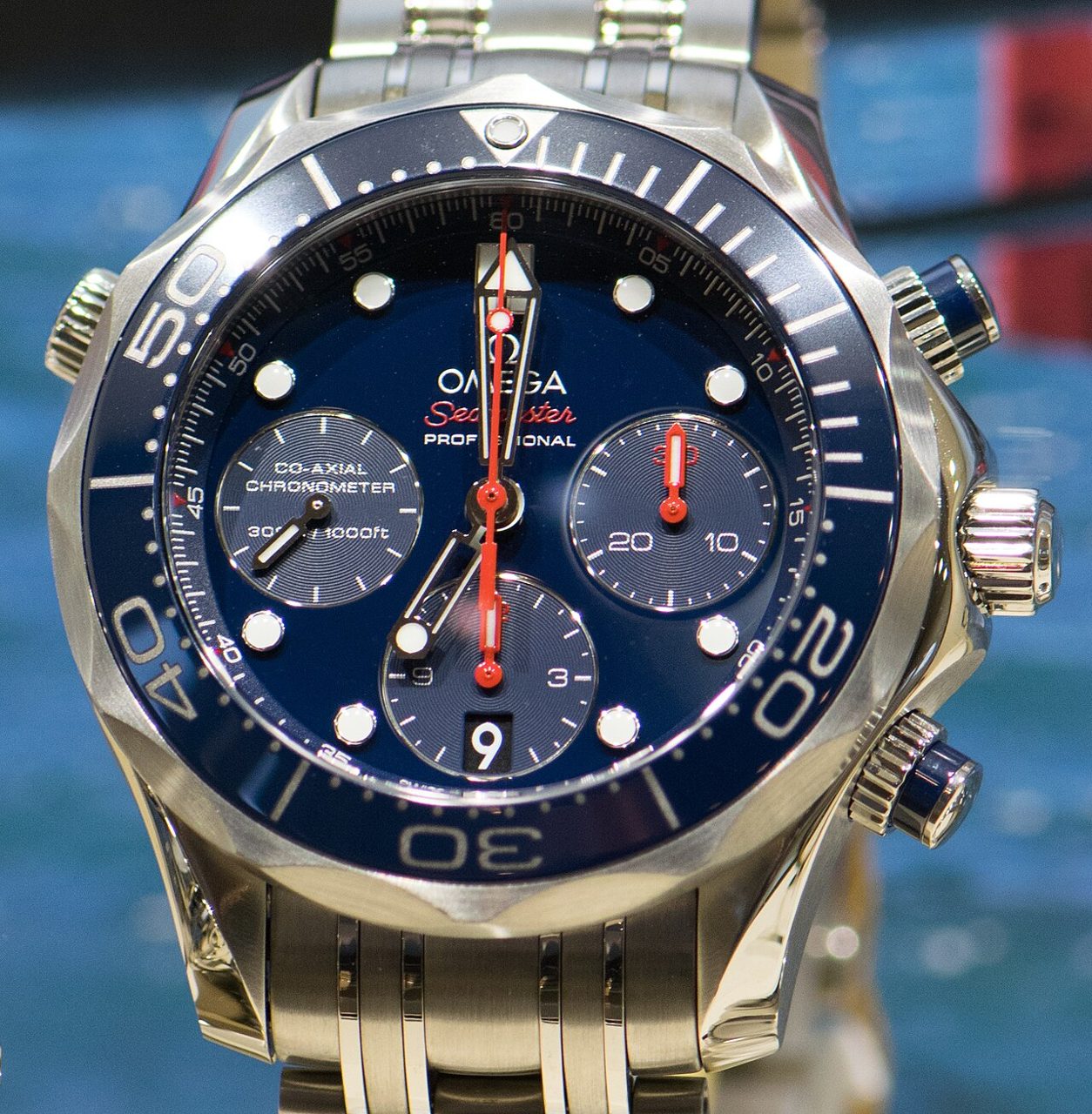 Omega Seamaster Diver 300M Chronograph mit blauem Zifferblatt, blauer Taucher-Lünette, drei Hilfszifferblättern und roten Zeigern an einem Stahlband