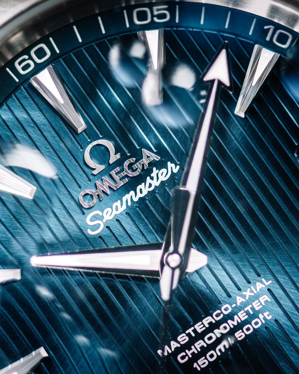 Makroaufnahme des blauen Wellenzifferblatts einer Omega Seamaster Diver 300M Master Co-Axial