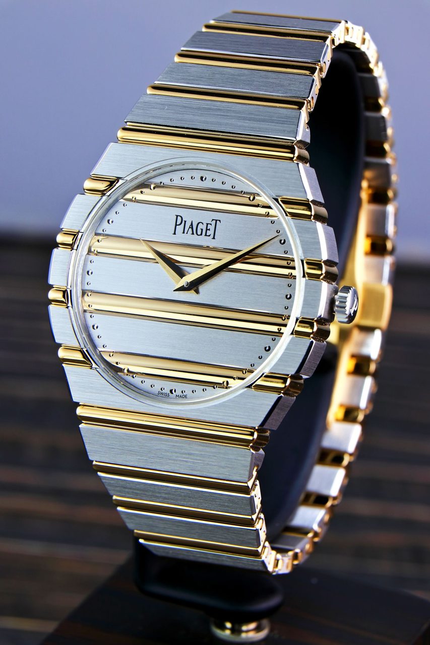 Piaget Polo 79 mit integriertem Band aus abwechselnd weiss- und gelbgoldenen Gliedern, aufrecht präsentiert