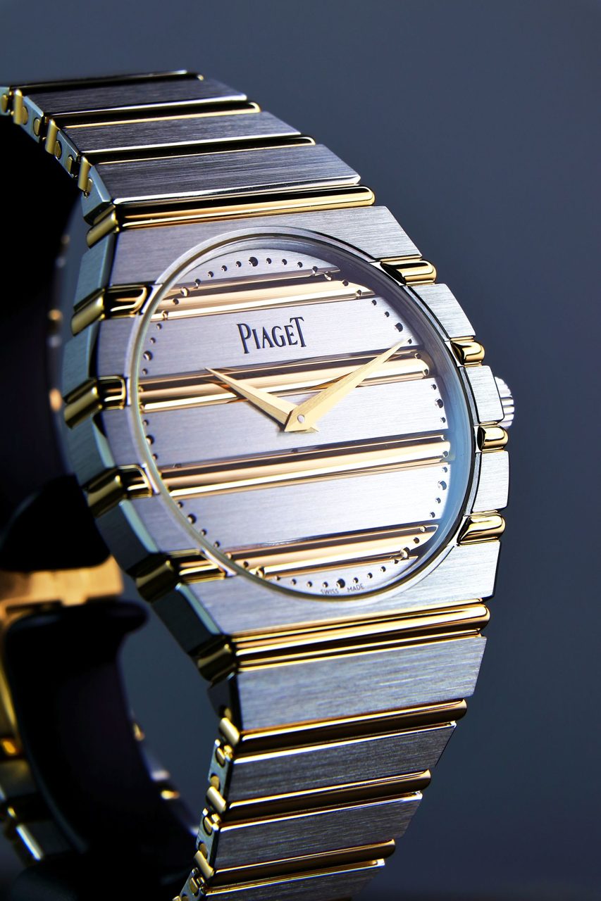 Nahaufnahme einer Piaget Polo 79 mit gestreiftem Zifferblatt und zweifarbigem Goldband