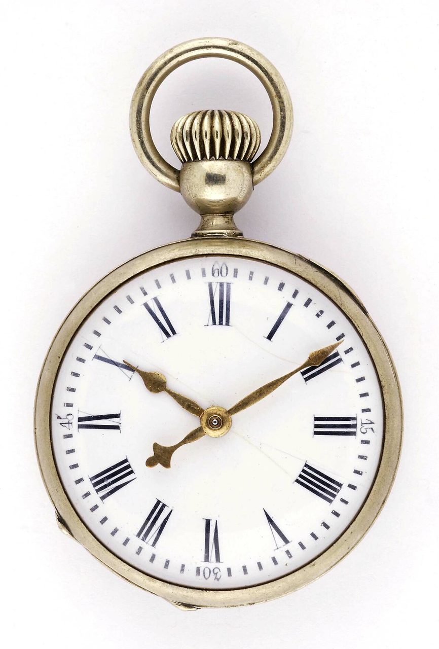 Einfache Taschenuhr «La Prolétaire» mit weissem Emailzifferblatt und Metallgehäuse aus der Sammlung des Deutschen Uhrenmuseums