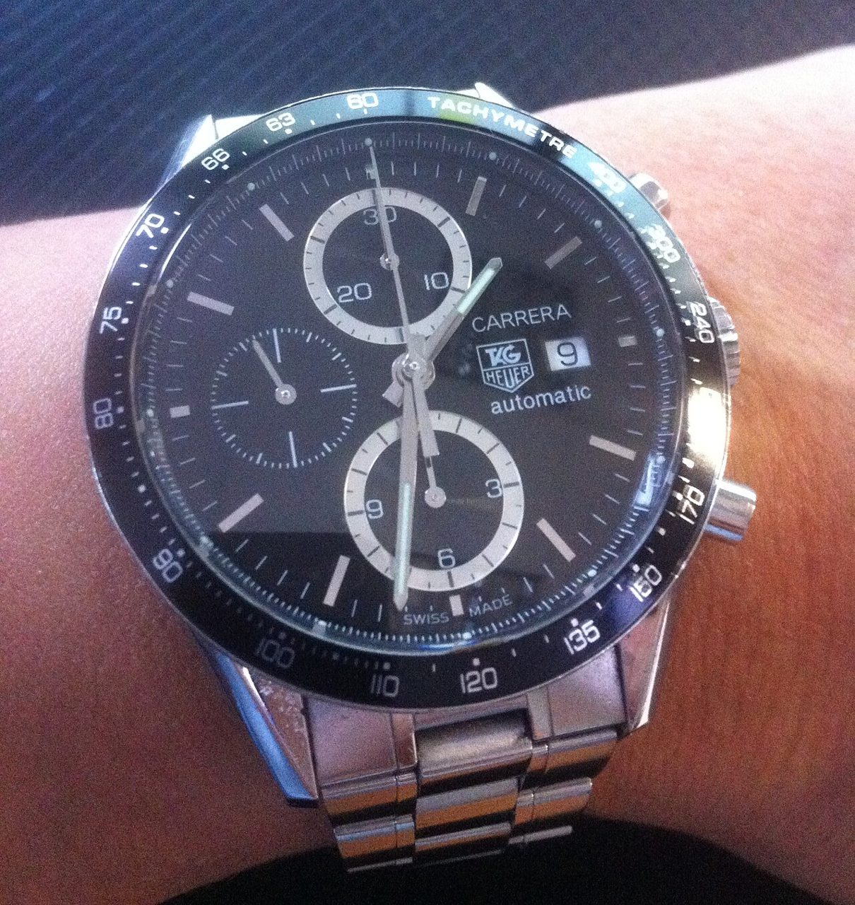 TAG Heuer Carrera mit schwarzem Zifferblatt, Tachymeter-Lünette und drei Hilfszifferblättern am Handgelenk