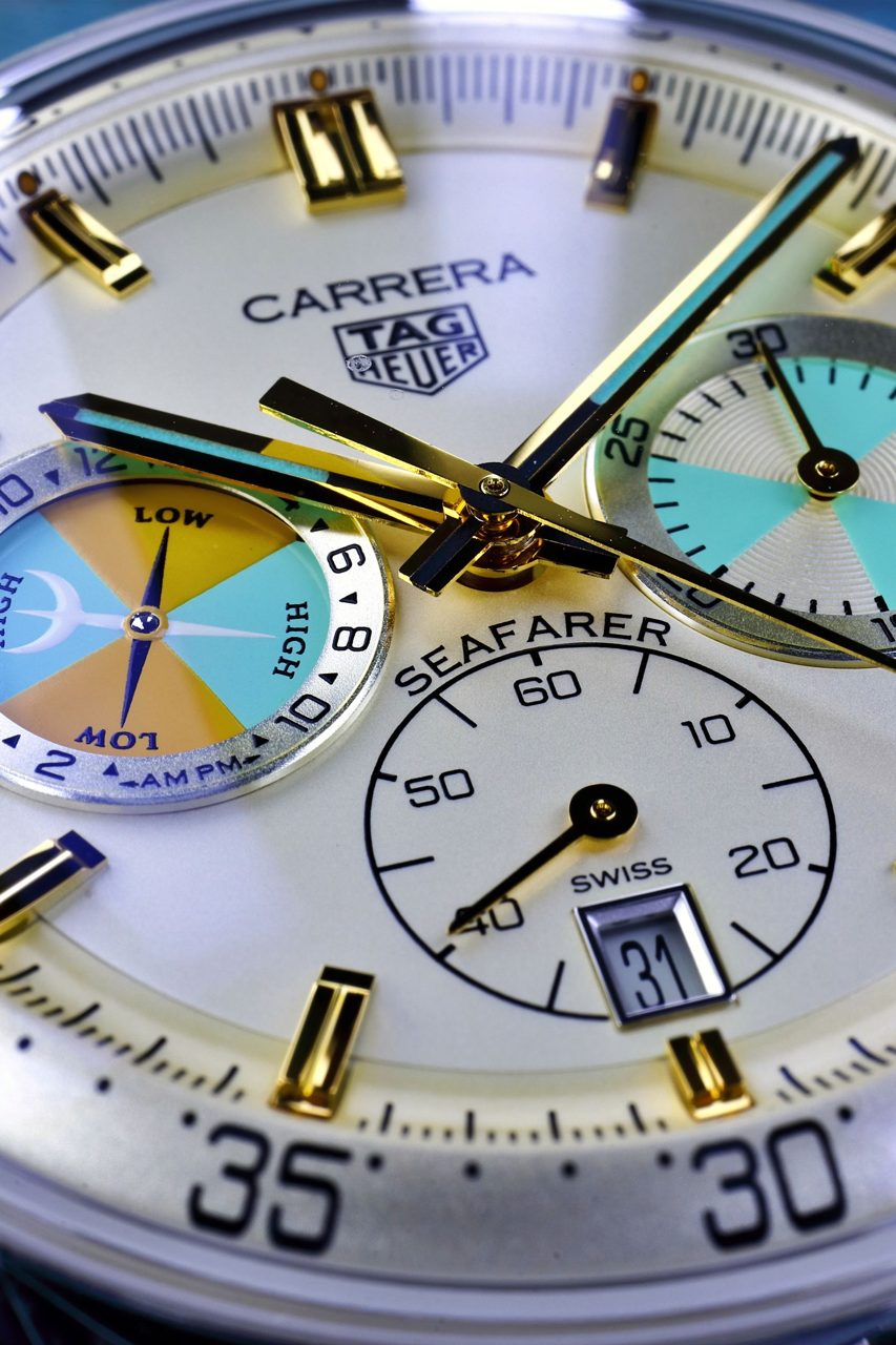 Nahaufnahme des Zifferblatts einer TAG Heuer Carrera Seafarer mit farbiger Gezeitenanzeige