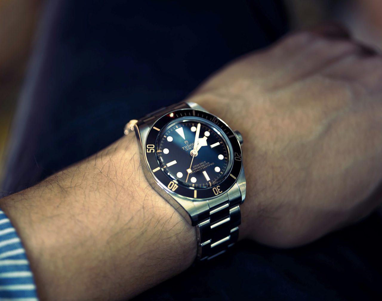 Tudor Black Bay Fifty-Eight mit blauem Zifferblatt und blauer Lünette am Handgelenk