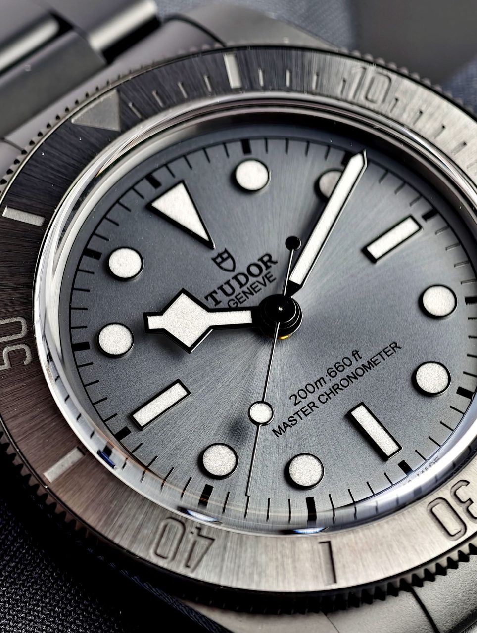 Nahaufnahme einer Tudor Black Bay mit grauem Zifferblatt, Snowflake-Zeigern und Stahllünette