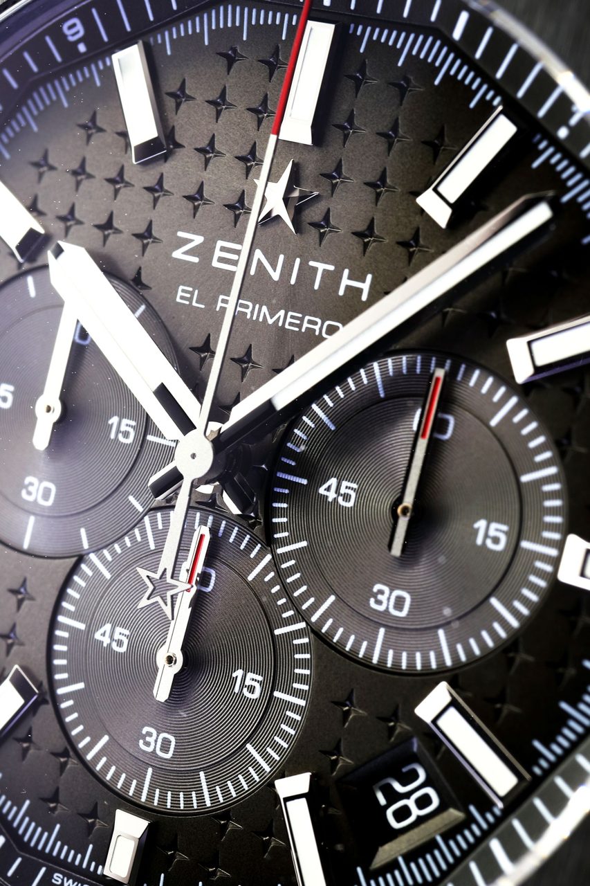 Zifferblatt eines Zenith El Primero Chronographen mit dunklen Totalisatoren und Tachymeterskala